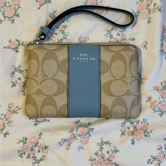 LIKE 🆕 CORNER ZIP WRISTLET IN SIGNATURE CANVAS (COACH F58035) KHAKI/BLUE/SILVER - Picture 1 of 3